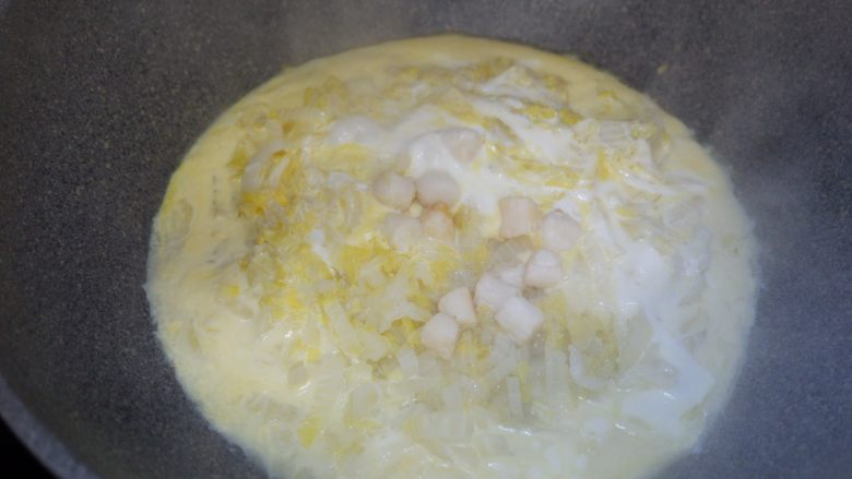 鲜贝白菜滑蛋（无油）,闷至顶部蛋液完全凝固就可以了~