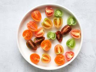 银耳苦菊沙拉,各种小番茄洗净对半切开。