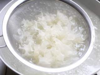 银耳苦菊沙拉,将银耳放入沸水中，焯水2分钟。
