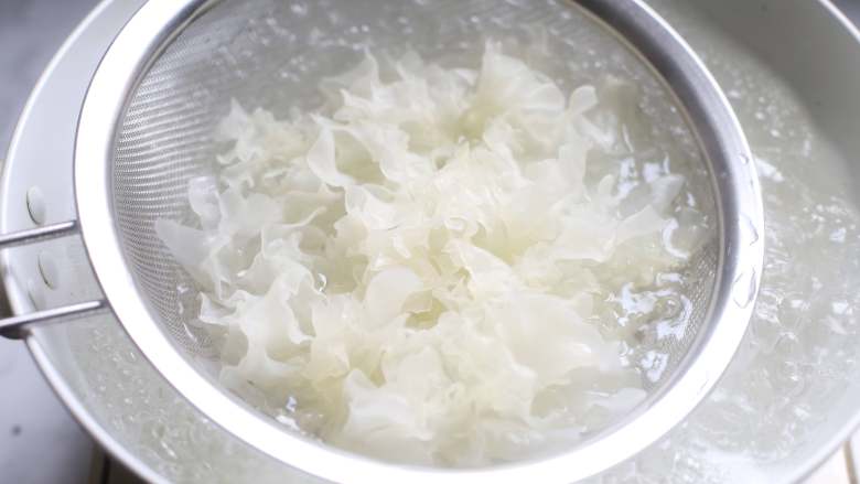 银耳苦菊沙拉,将银耳放入沸水中，焯水2分钟。