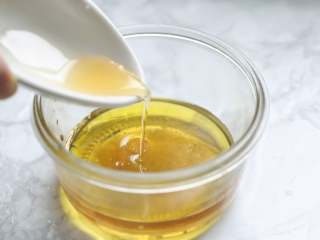 银耳苦菊沙拉,将蜂蜜、橄榄油、苹果醋、盐放入小碗中搅拌均匀。
