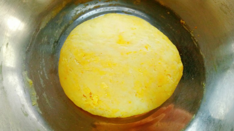 彩色豆沙包/紫薯包,和成光滑的面团，温暖处发至两倍大。