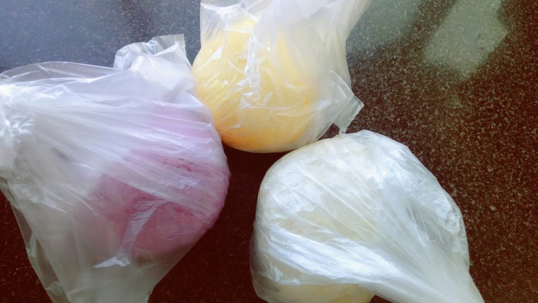 彩色豆沙包/紫薯包,也可以装到保鲜袋中发至两倍大