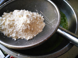 菠菜蜂蜜小薄饼,筛入面粉