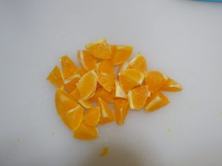 香橙奶酪佐菜花米,香橙去皮切成小丁。