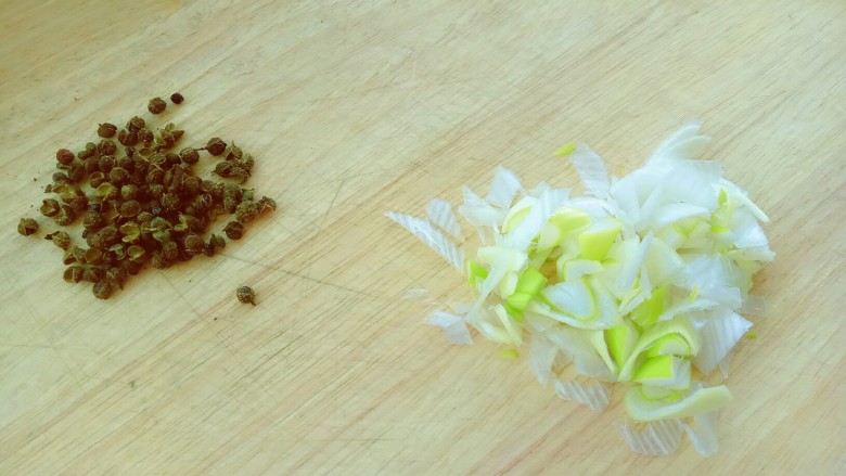 麻婆豆腐（简易版）,准备青麻椒和葱花