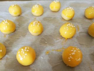 迷你豆沙酥,用预留的蛋液刷表面，撒一点白芝麻装饰，依次全部做好