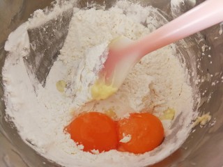 迷你豆沙酥,加入粉类和鸡蛋液