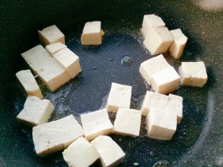 十分钟搞定的快手菜~鸡蛋豆腐,油热后倒入豆腐块