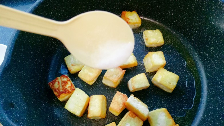 十分钟搞定的快手菜~鸡蛋豆腐,放少许的食盐