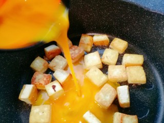 十分钟搞定的快手菜~鸡蛋豆腐,然后将蛋液倒入