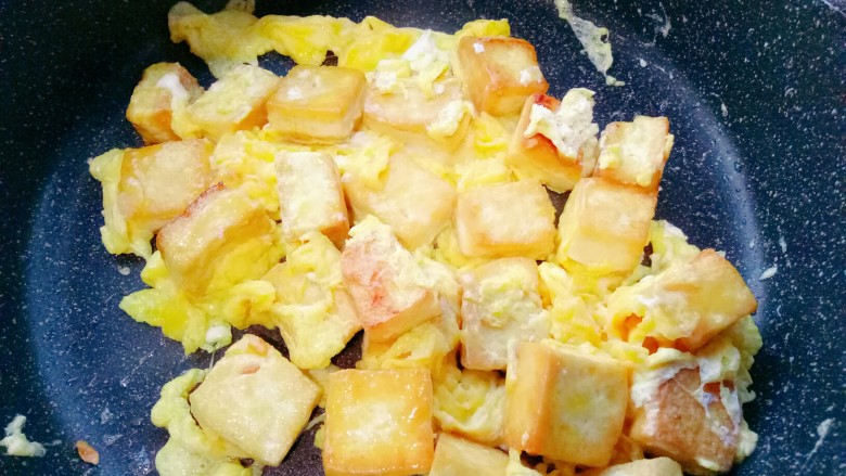 十分钟搞定的快手菜~鸡蛋豆腐,翻炒均匀