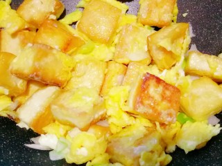 十分钟搞定的快手菜~鸡蛋豆腐,翻炒均匀出锅，简单又快手👍配着大米饭吃香喷喷的😍