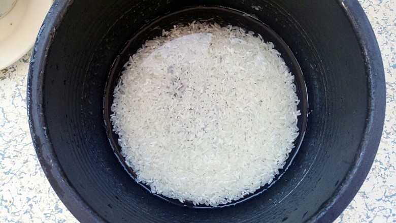 排骨焖饭,电饭锅里放米和水，水稍微比平时多一点点