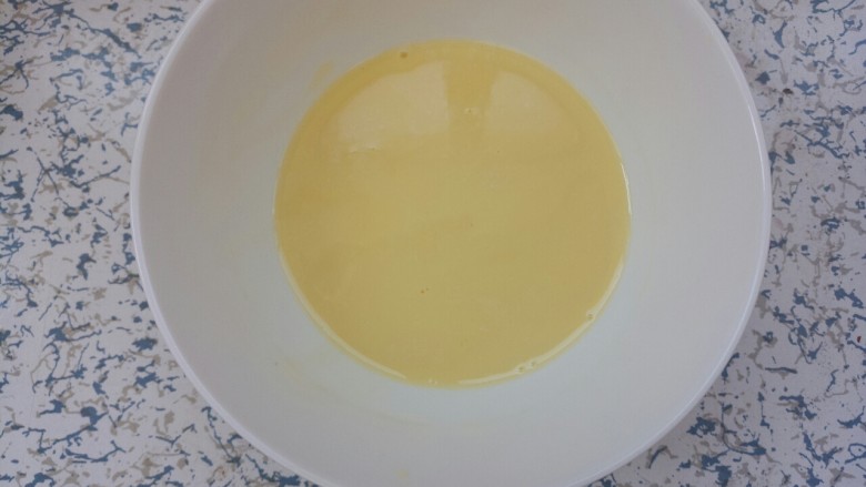牛奶蒸蛋,过完筛。液体是光滑均匀的