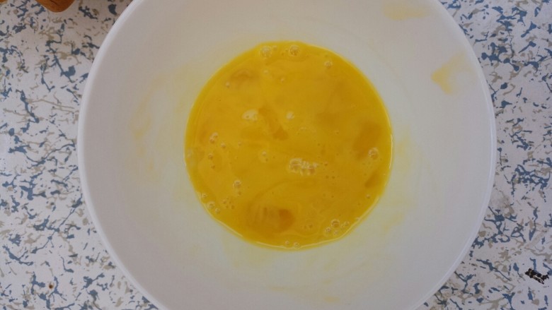 早餐黄油鸡蛋牛奶煎土司,打散搅匀