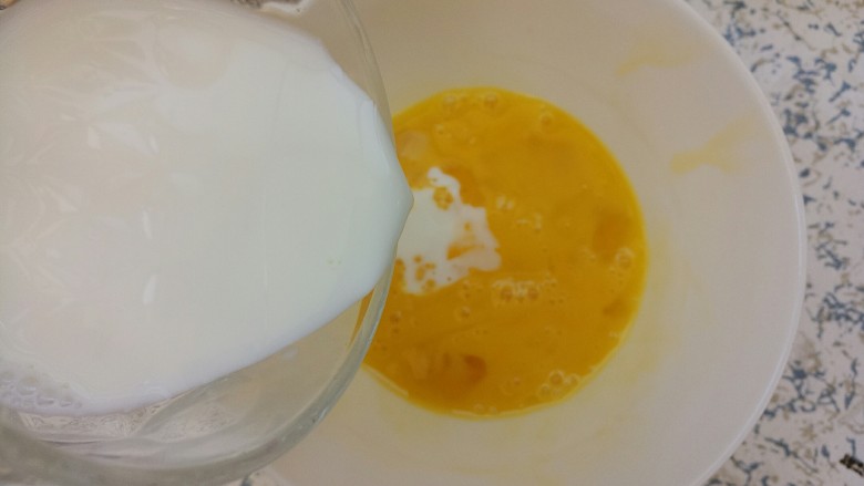 早餐黄油鸡蛋牛奶煎土司,牛奶倒入鸡蛋液里