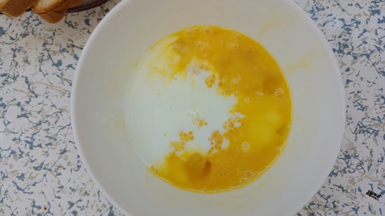 早餐黄油鸡蛋牛奶煎土司,混合均匀