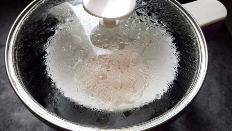 磷虾肉豌豆泥#宝宝辅食#,磷虾肉放入锅中蒸2分钟，时间千万不要长，否则虾肉会老