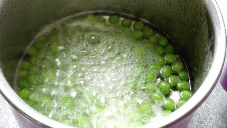 磷虾肉豌豆泥#宝宝辅食#,水烧开，放入豌豆煮3分钟，