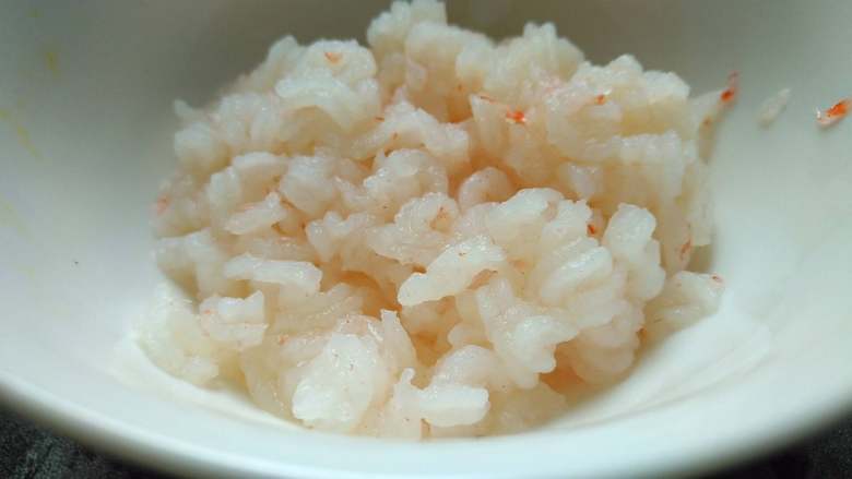 磷虾肉豌豆泥#宝宝辅食#,磷虾肉清水洗一下，控水。磷虾肉来个特写，是这样的，很小，比米饭粒稍大些，很干净，非常鲜美，一点腥味都没有