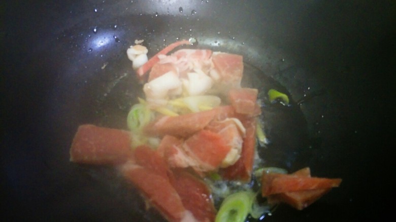 蒜苔炒肉,放入肉片，炒制变色