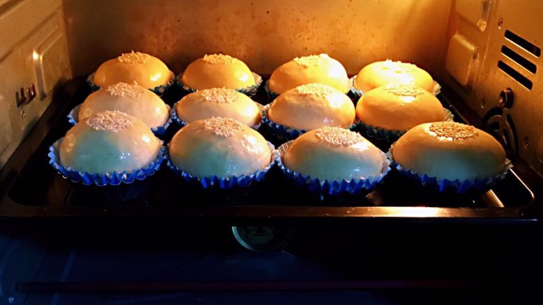 豆沙小餐包,烤箱预热至180度，烤盘送入烤箱，烤制时间20分钟。