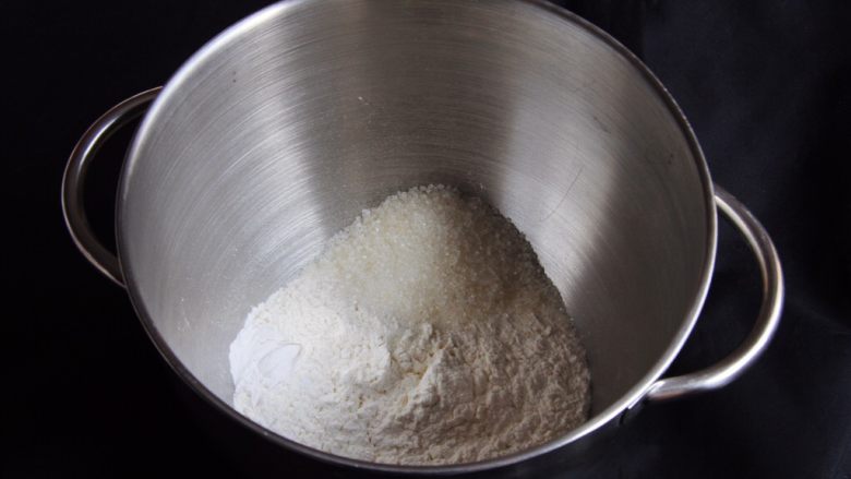 豆沙小餐包,高筋粉、黑麦粉、盐和细砂糖放入厨师机内。
