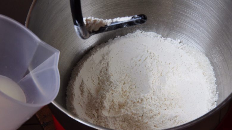 豆沙小餐包,加入发酵液搅拌。