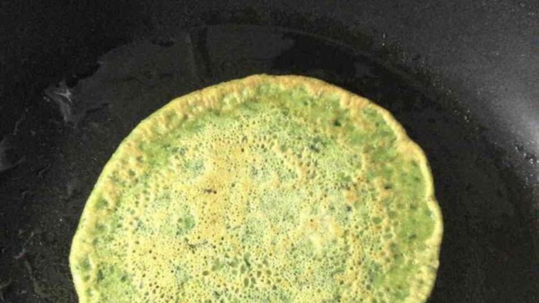 菠菜鸡蛋饼,不粘锅烧热放入少许玉米油，将糊倒入锅中。