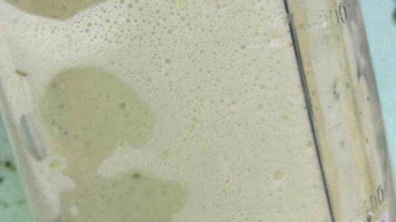 菠菜鸡蛋饼,将菠菜、鸡蛋，适量的牛奶放入榨汁机中。