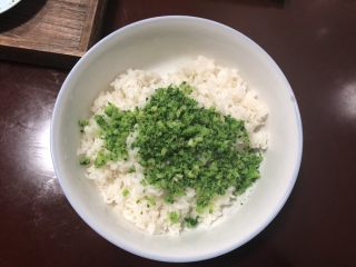 西兰花肉松饭团,切碎的西兰花倒入事先准备好的米饭中。