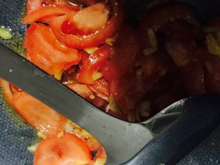 番茄浓汤肉丸,放入西红柿煸炒出香味