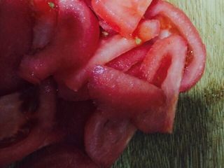 番茄浓汤肉丸,将剥好皮的西红柿切成片备用