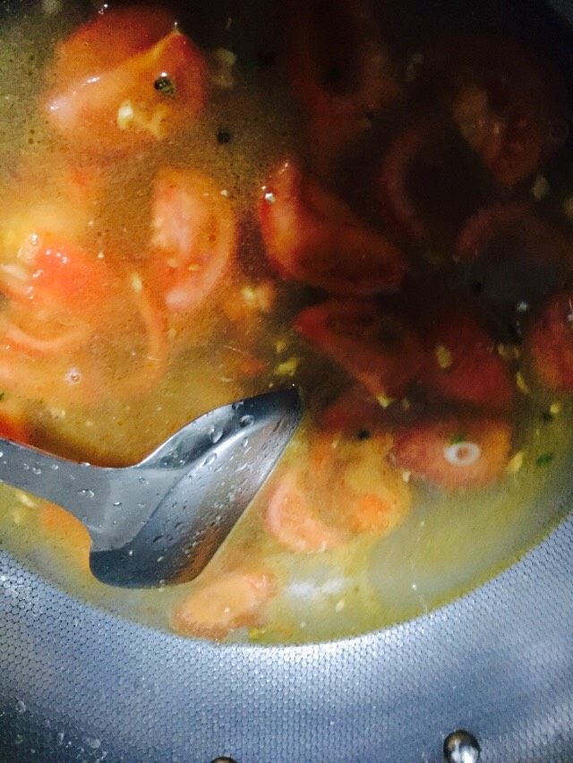 番茄浓汤肉丸,掺入适量的氷(有高汤更好)烧开