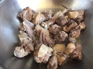 大鹅炖土豆,锅内放油烧热，放入大鹅块翻炒片刻