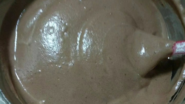 小绵羊杯子蛋糕,将拌好的面糊倒入剩余蛋白霜，从下往上翻拌或#字翻拌，不可圈拌以免消泡。