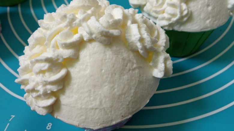 小绵羊杯子蛋糕,将菊花裱花嘴的奶油挤成绵羊的样子。