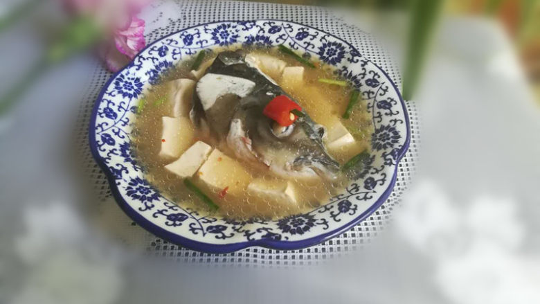 最益智补脑的鱼头豆腐汤,成品图。
汤汁浓白，香喷喷的，非常鲜美，非常益智补脑的鱼头豆腐汤就做好了。