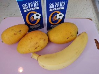 芒果香蕉奶昔,备料：芒果，香蕉，鲜奶