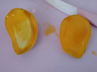 芒果香蕉奶昔,芒果先从中间切开（如图）