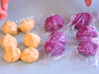 紫薯花朵馒头,白面团分为6等份，紫薯面团分为6等份。可以做6个花朵馒头，都用保鲜膜盖住，风吹干了面团不好包也影响发酵。