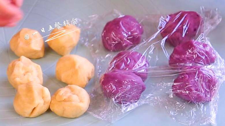 紫薯花朵馒头,白面团分为6等份，紫薯面团分为6等份。可以做6个花朵馒头，都用保鲜膜盖住，风吹干了面团不好包也影响发酵。