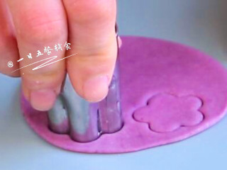 紫薯花朵馒头,取一块紫薯面团，用压花器压出一朵小花。没有模具手捏。