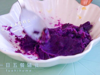 紫薯花朵馒头,蒸熟的紫薯压成泥。
