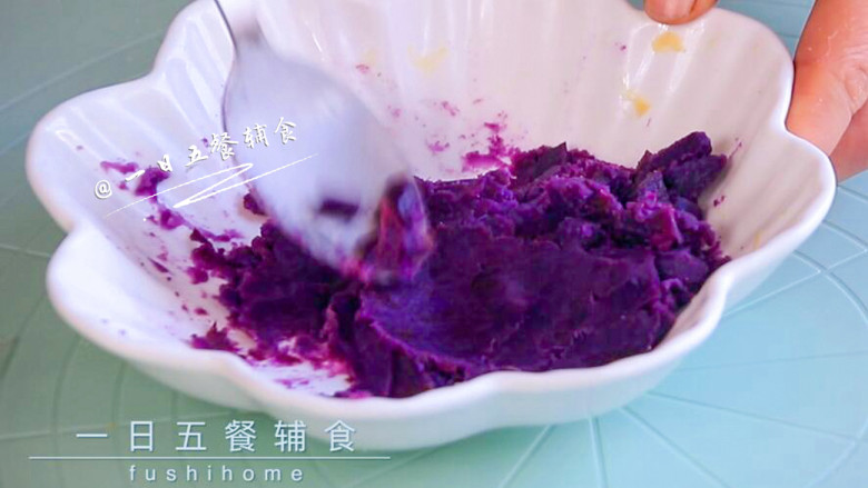 紫薯花朵馒头,蒸熟的紫薯压成泥。
