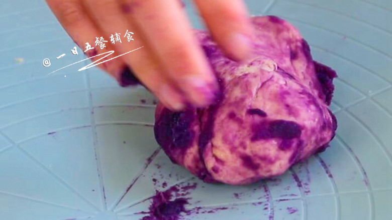 紫薯花朵馒头,一份面团和紫薯泥混合，将紫薯和面团完全揉融合。蒸熟的紫薯有点水分，感觉面太湿了，要少加粉揉光。