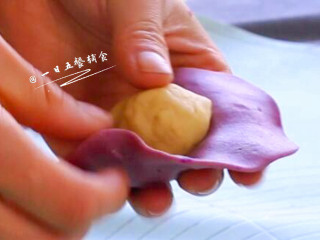 紫薯花朵馒头,取紫薯团擀成圆形面片，包裹上白面团，像包包子一样包起来 ~ 
