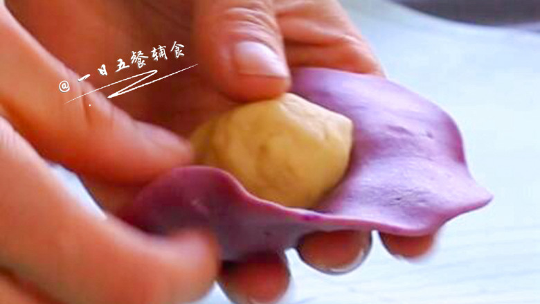 紫薯花朵馒头,取紫薯团擀成圆形面片，包裹上白面团，像包包子一样包起来 ~ 