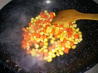 治愈菜~五彩丁盖饭,再倒入红萝卜和玉米粒翻炒均匀